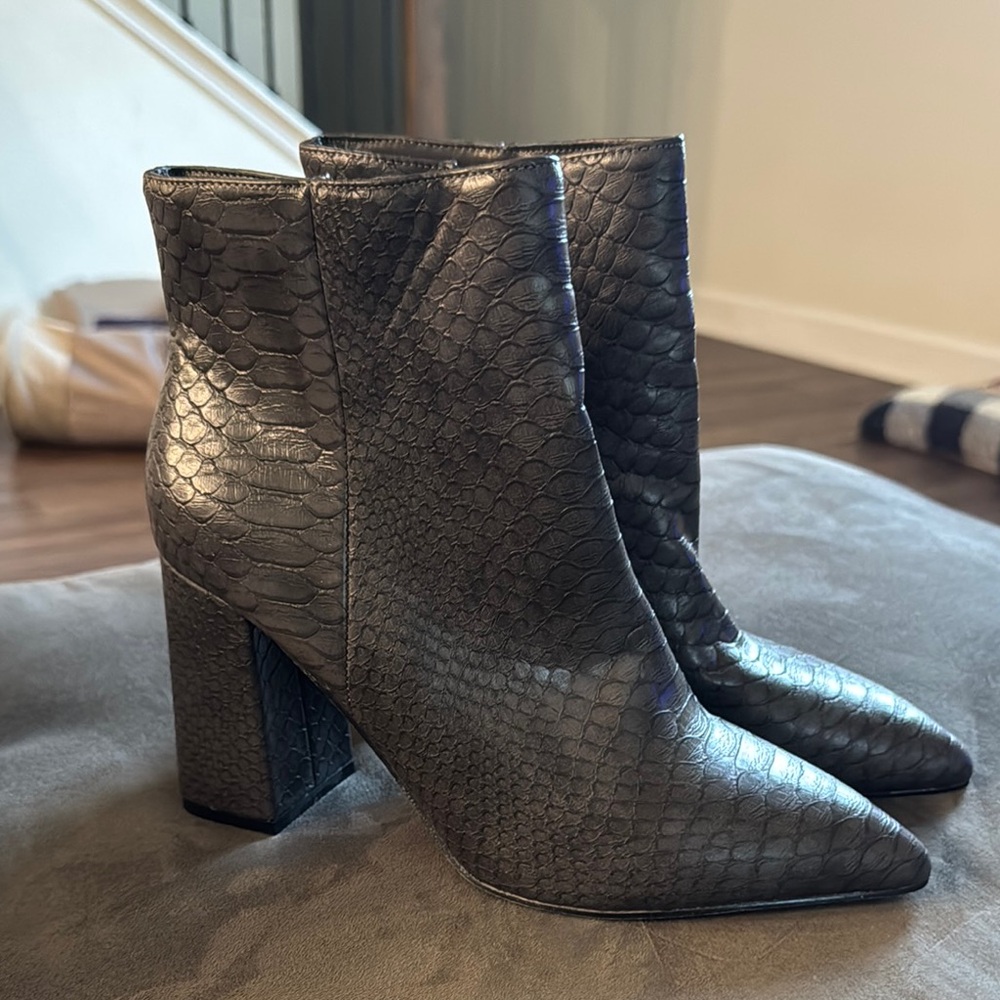 Shu Shop Grey snake Elegant Black Textured Ankle Boots
